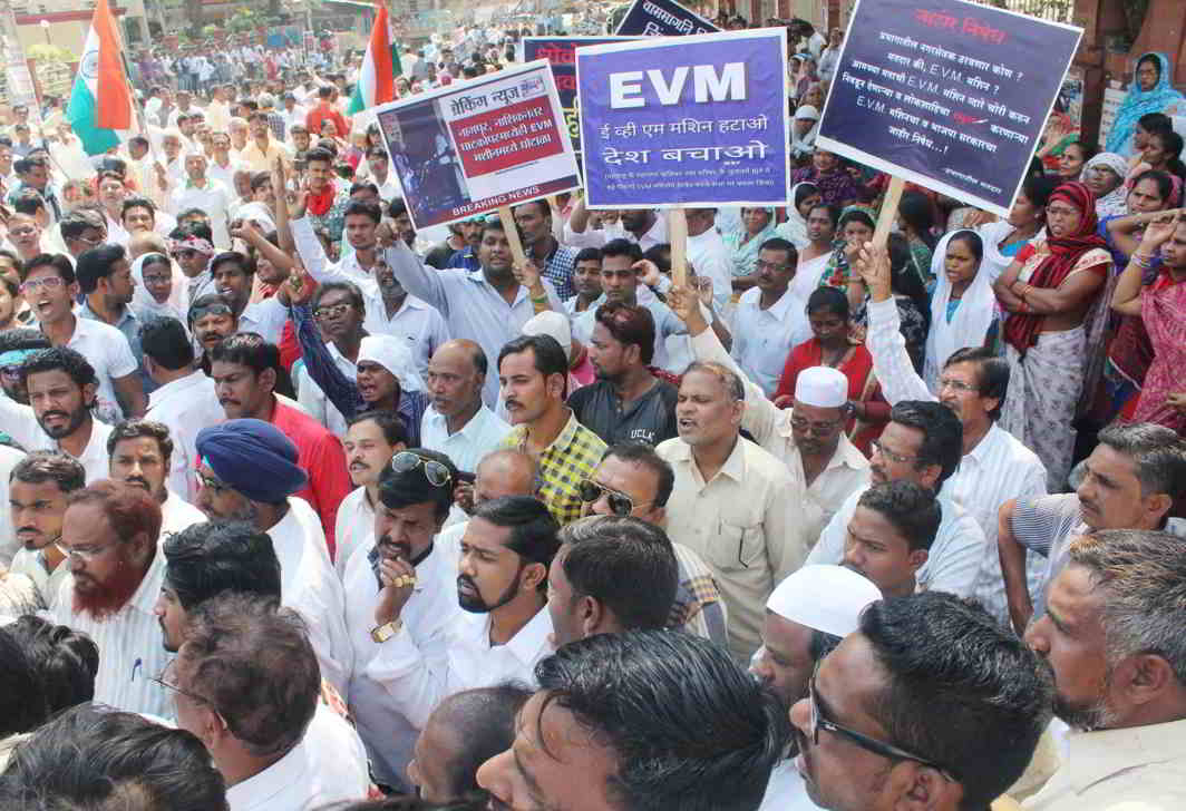 Sarva Daliya Prajatantra Bachao Samiti activists protest against faulty EVMs at Sanvidhan Chowk in Nagpur . Photo: UNI