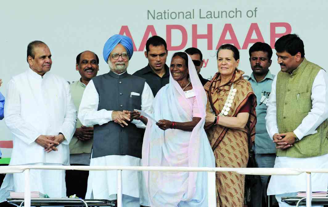 Then PM Manmohan Singh and Congress leader Sonia Gandhi launching the Aadhaar number in Nandurbar, Maharashtra, in 2010. Photo: PIB