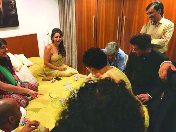 Shah Rukh Khan, Gauri Khan and Kiran Rao play cards as a pre-Diwali ritual. Photo: bollywoodlife.com