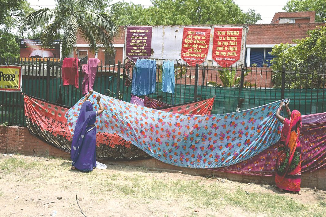 Women demonstrators near Jantar Mantar drying their laundry at the roadside. Photo: UNI