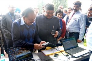Union Minister for Electronics & IT and Law & Justice, Ravi Shankar Prasad and Harsh Vardhan, Minister for Science & Technology and Earth Sciences visiting the ‘Digi Dhan Mela – an awareness camp’ in New Delhi. Photo: UNI