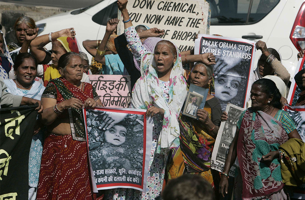 Victims of the Bhopal gas tragedy take part in a protest during the 30th anniversary of the tragedy. Photo: UNI