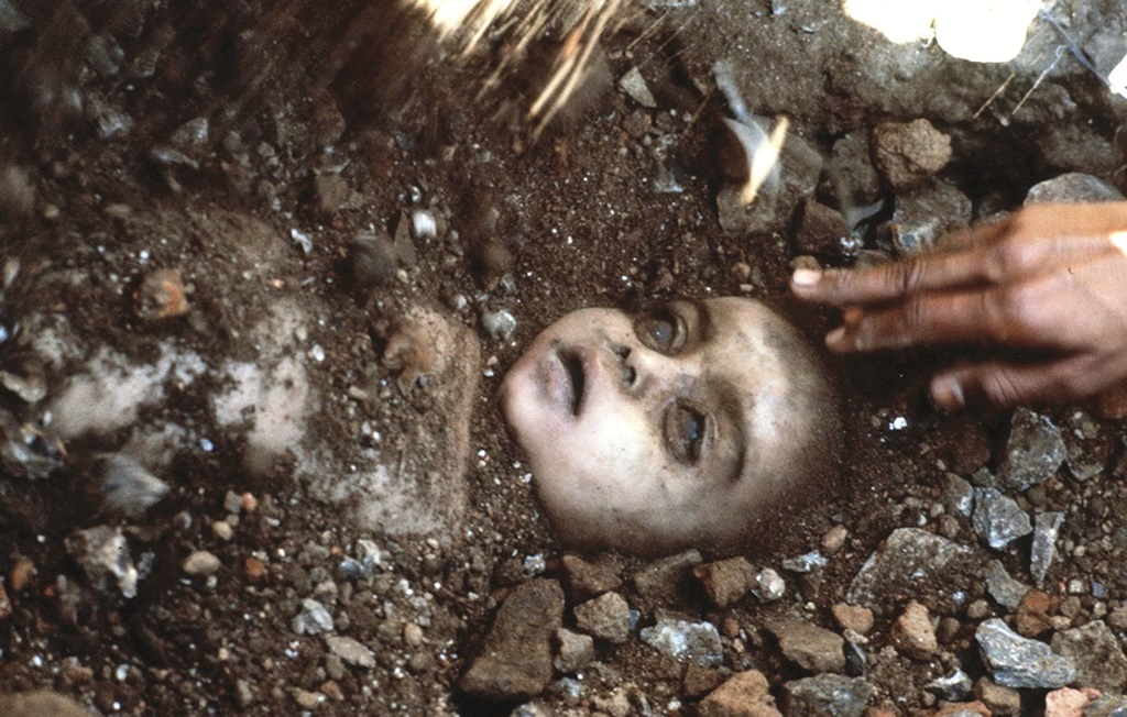 The iconic photograph of a child who died in the tragedy. Photo: Wikipedia/Pablo Bartholomew