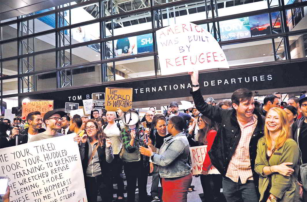 People protest against President Trump's travel ban on Muslim immigrants at the Los Angeles International Airport. Photo: UNI