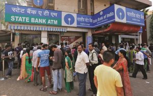 People queue up to exchange or deposit old notes outside a bank in Mumbai. Photo: UNI