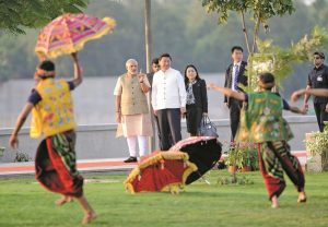 Chinese President Xi Jinping and his wife along with PM Narendra Modi watch a cultural performance while walking on the Sabarmati River front in Ahmedabad, Gujarat. Photo: UNI