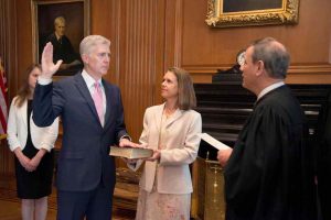 Chief Justice of the United States John Roberts (right) administers the constitutional oath to judge Neil Gorsuch during a private ceremony at the Supreme Court in Washington, US. Photo: UNI