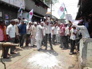 Farmers agitating at Wakodi village in Nagpur district. Photo: UNI
