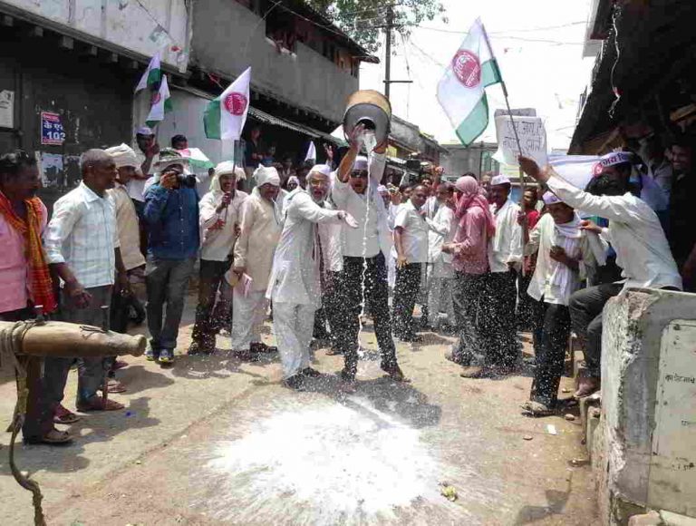 Farmers give two-day ultimatum to Fadnavis govt