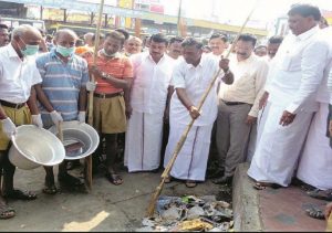 Tamil Nadu’s Higher Education Minister KP Anbazhagan inaugurates a cleanliness drive organised by the RSS in Dharmapuri. Photo: dailythanthi.com