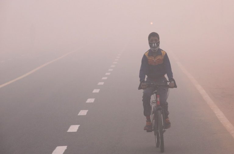 Pollution regulations kick in, Delhiites advised to wear masks