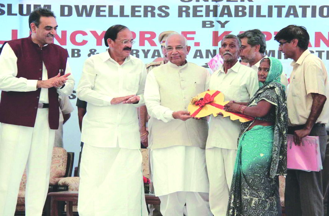 Beneficiaries under the Slum Rehabilitation Scheme receiving flats from the Governor of Punjab and Haryana, Kaptan Singh Solanki, and the then minister of housing and urban poverty alleviation, M Venkaiah Naidu, in Chandigarh. Photo: UNI