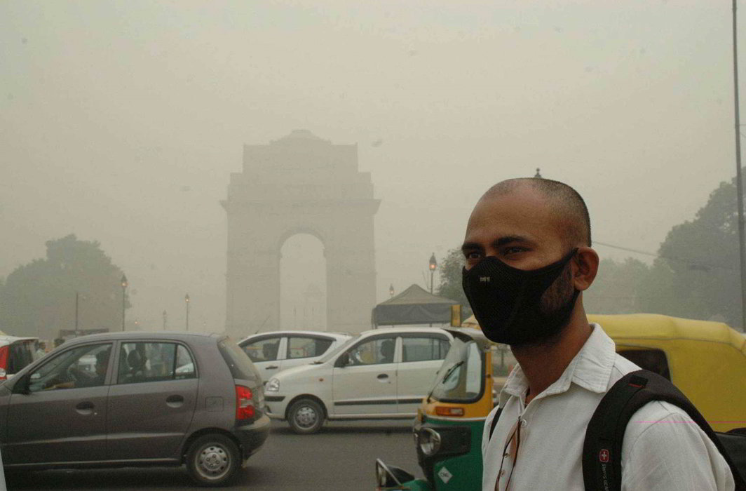 Man wearing mask to save himself from pollution near India Gate in New Delhi (file picture). Photo: UNI