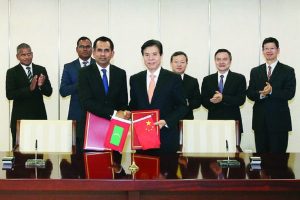 Maldivian minister Mohammed Saeed (left) and his Chinese counterpart Zhong Shan finalise the Free Trade Agreement in Beijing/Photo: zhongshan2.mofcom.gov.cn