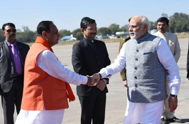 Vijay Rupani takes oath as Gujarat CM, inducts 19 ministers