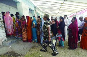 Voters queue up to cast their votes at a polling booth in the 2014 parliamentary elections in Samastipur, Bihar/Photo: UNI