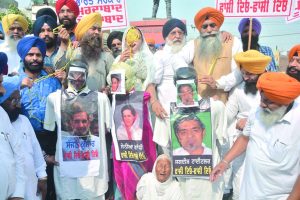 Family members of 1984 anti-Sikh riots victims stage a protest in Amritsar. Photo: UNI