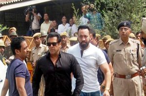 Salman Khan arrives at a court in connection of the 1998 blackbuck poaching case, in Jodhpur on Thursday/Photo: UNI