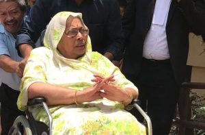 Octogenarian Saroj Kumari Singh, widow of Arjun Singh, arriving in a wheelchair in a Bhopal court/Photo courtesy: news18.com
