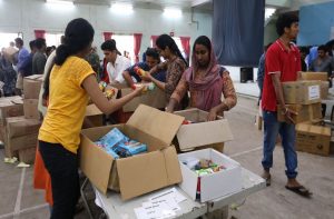 College students preparing packets comprising essential items to be distributed to flood victims in Thiruvananthapuram/Photo: UNI