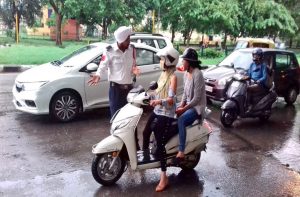 Chandigarh traffic police spreading awareness about road safety among women two-wheeler riders/Photo: twitter/@trafficchd
