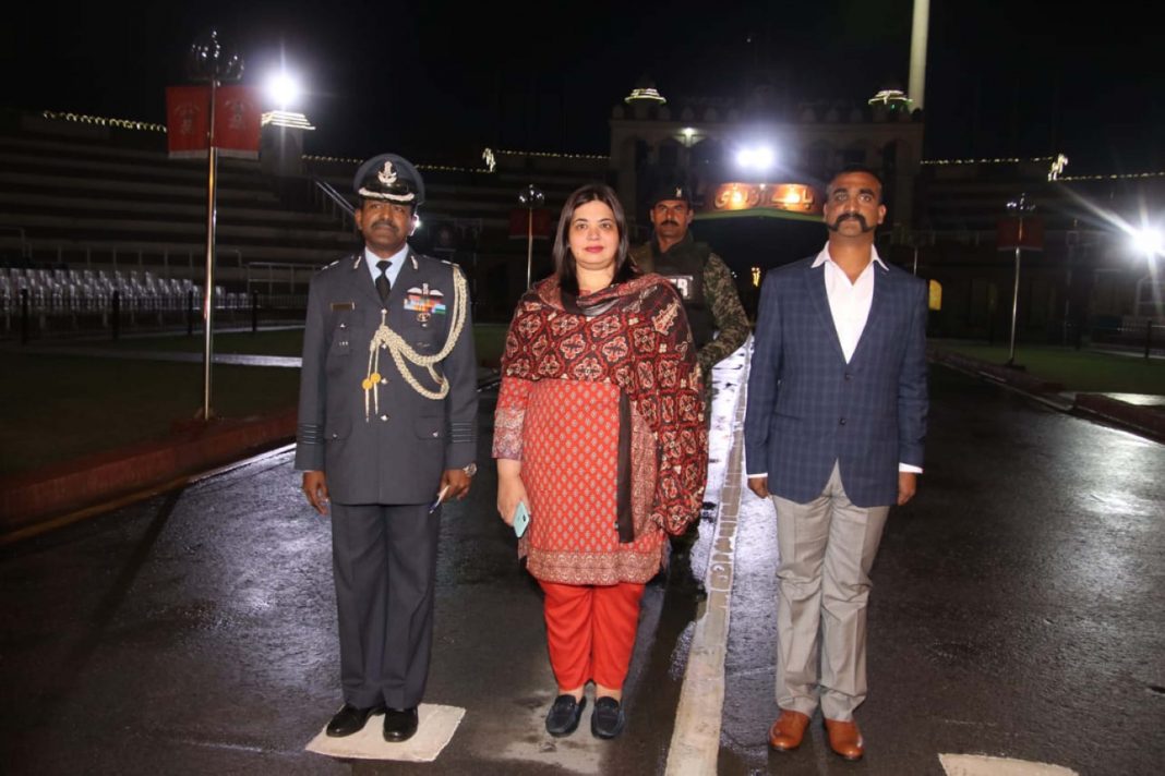 Wing Commander Abhinandan Varthaman (right) at the Wagah border during a handover ceremony on March 1, 2019/Photo: UNI