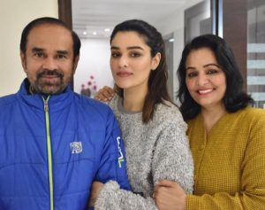 Jagdeep Singh with his daughter Gauri Sheoran (centre)/Photo: twitter