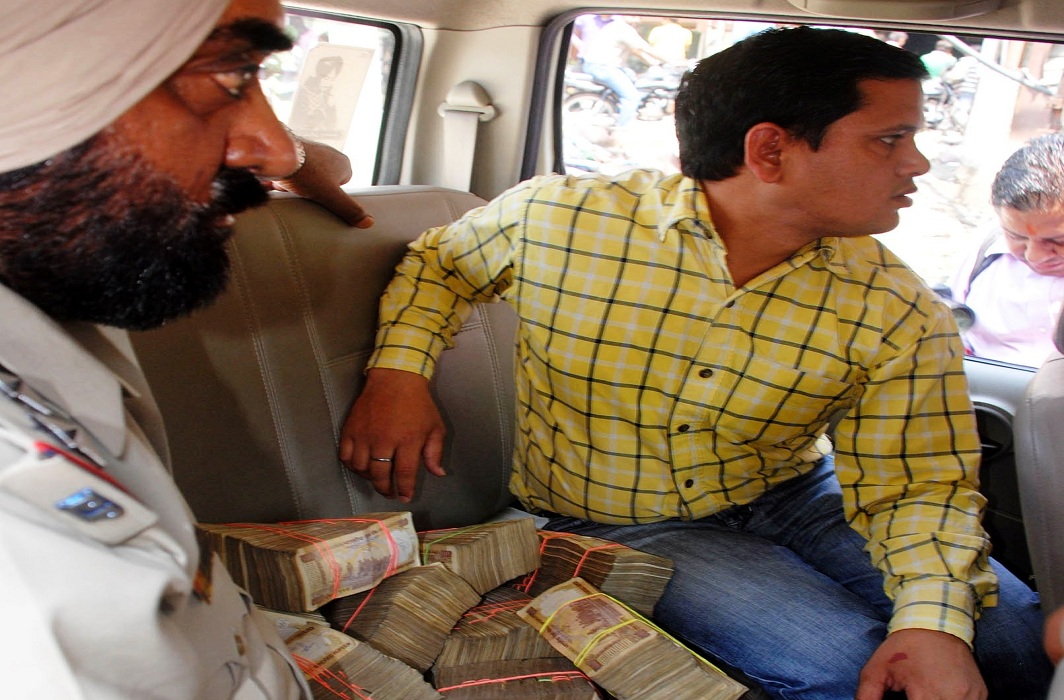 Currency worth Rs 75 lakh seized by the Punjab police during the 2014 Lok Sabha polls/Photo: UNI