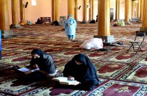 Muslim women offering prayers at the Jama Masjid in Srinagar in the holy month of Ramzan/Photo: UNI