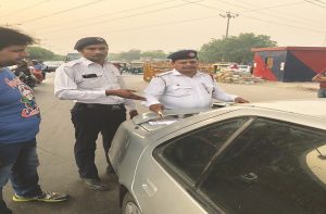 Delhi Police issuing a challan for traffic violation/Photo: Twitter