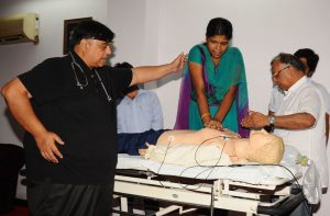 Doctors supervising cardiopulmonary resuscitation training in New Delhi/Photo: UNI