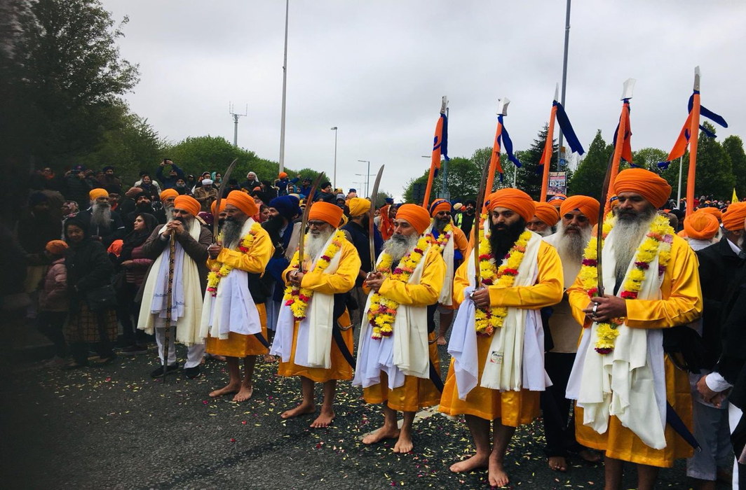 A traditional procession of Sikhs with kirpans in Birmingham/Photo: twitter.com/AppgBritSikhs