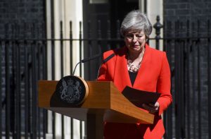 Theresa May announces outside 10 Downing Street that she will quit on June 7/Photo: UNI