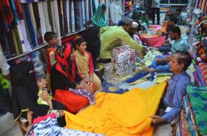 Muslims shopping at a cloth shop ahead of Eid-ul-Fitr in Mirzapur (file photo)/Photo: UNI