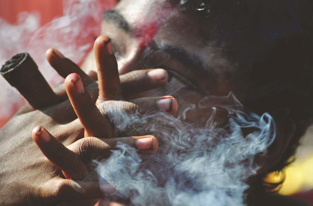A sadhu smoking cannabis/Photo: UNI