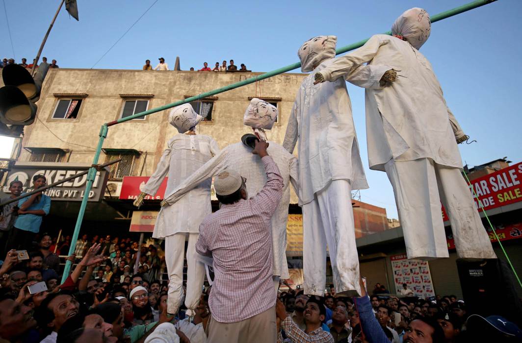 A man beats an effigy of one of the Kathua rapists at a protest in Ahmedabad/Photo: UNI