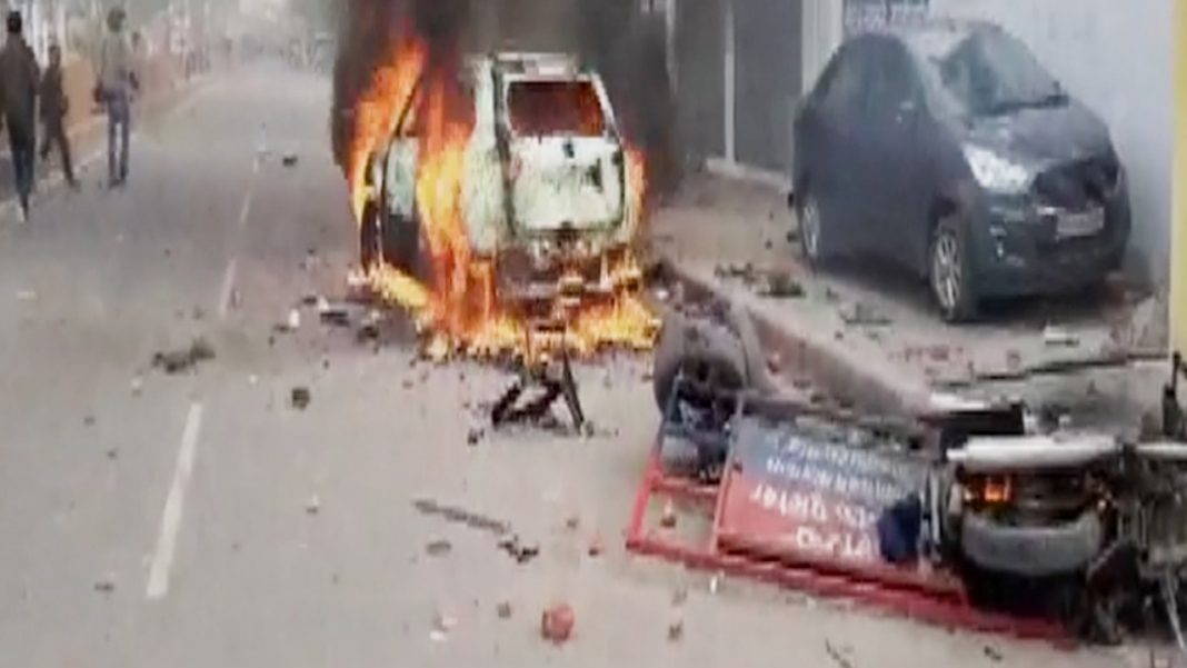 Anti-CAA Protests in Lucknow get violent