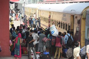 Migrants boarding, Bus, trains UNI (4)