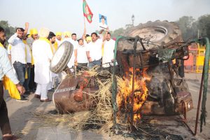 tractor-set-on-fire-at-India-Gate-UNI