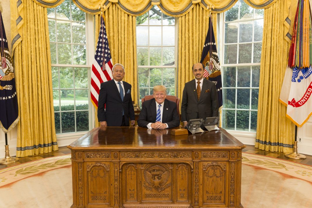 Donal-Trump-in-oval-office-white-house