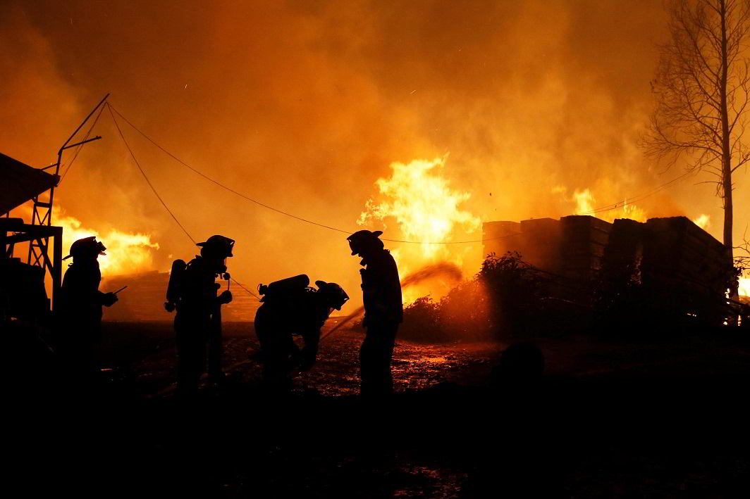 INFERNO: Firefighters try to stop a wildfire in Santa Olga, Chile, Reuters/UNI