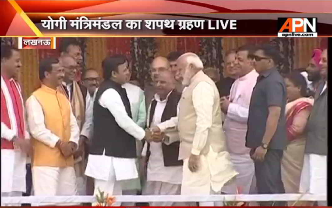 PM Modi shook hands with Akhilesh Yadav & Mulayam Singh Yadav on stage at Smriti Upvan