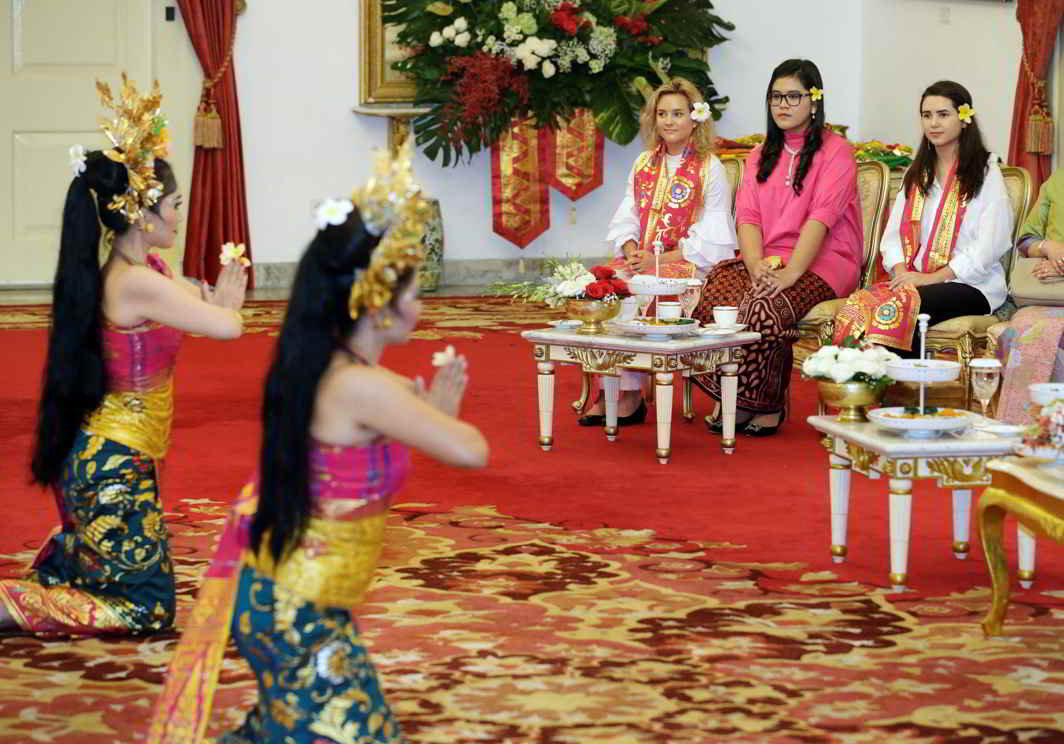 ELITE COMPANY: The daughters of US vice-president Mike Pence, Charlotte and Audrey, sit with the daughter of Indonesian President Joko Widodo, Kahiyang Ayu (2nd R), as they watch a Balinese dance performance at Merdeka Palace in Jakarta, Reuters/UNI