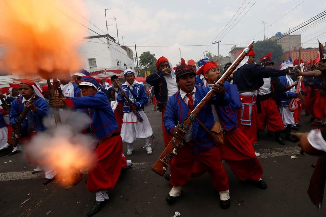 HISTORIC BATTLEFIELD: Resident re-enactors portray French soldiers fire a homemade shotgun over the others acting as Zacapoaxtlas Indians during a re-enactment of their 1862 battle in the Penon de los Banos neighborhood in Mexico City, Reuters/UNI