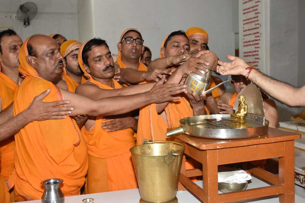 DEVOTION: Jain devotees performing jalabhisek of Lord Mahavir Swarnim Sanyam Mahotsav in Patna, UNI