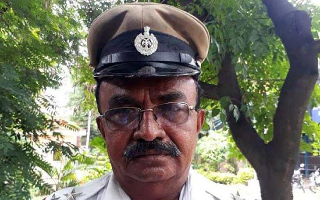 Bengaluru traffic cop stops President’s convoy for ambulance, wins hearts and reward