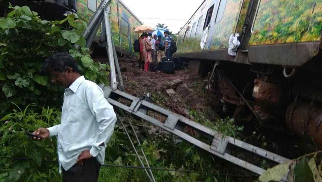 9 coaches, engine of Mumbai-bound Duronto Express derail near Asangaon, no casualties