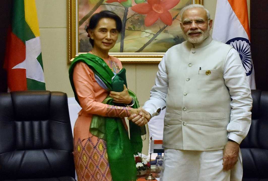 (L-R) Myanmar’s de facto leader Aung San Suu Kyi and Indian Prime Minister Narendra Modi