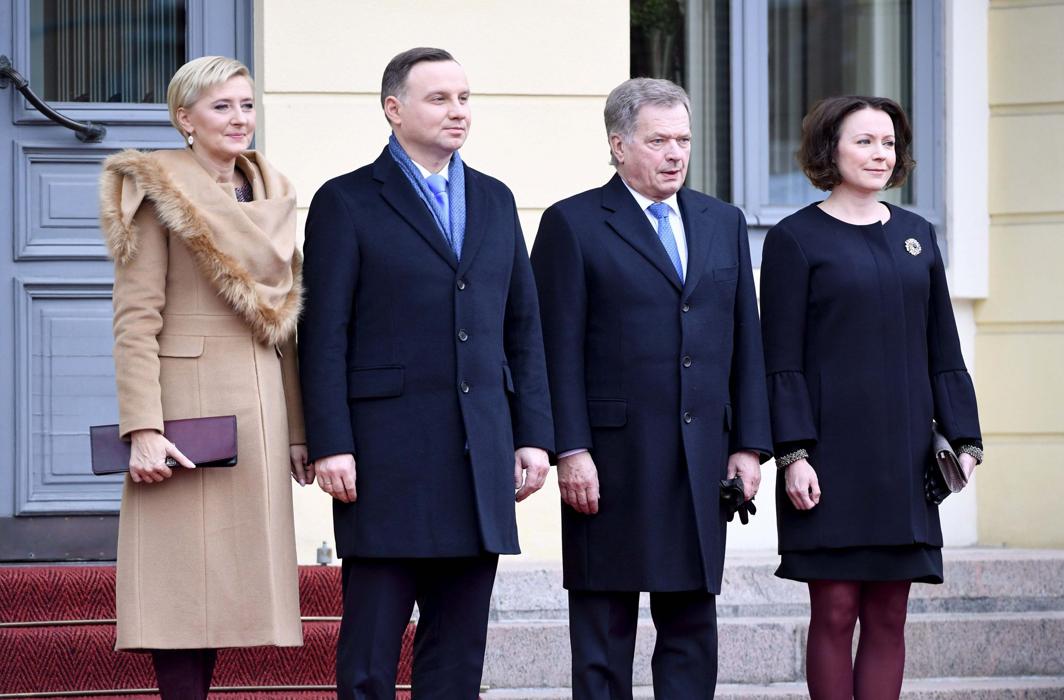 MEET CUTE: Polish President Andrzej Duda (2nd L) and his wife, Agata Kornhauser-Duda (L), are welcomed by Finnish president Sauli Niinisto and his wife, Jenni Haukio, during the official welcoming ceremony in front of the Presidential Palace in Helsinki, Finland, Lehtikuva/Jussi Nukari/Reuters/UNI