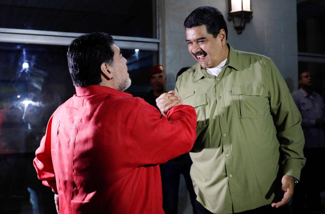 CAREFUL, MARADONA: Venezuela's President Nicolas Maduro (R) shakes hands with Argentina soccer legend Diego Maradona as they meet in Caracas, Venezuela, Reuters/UNI